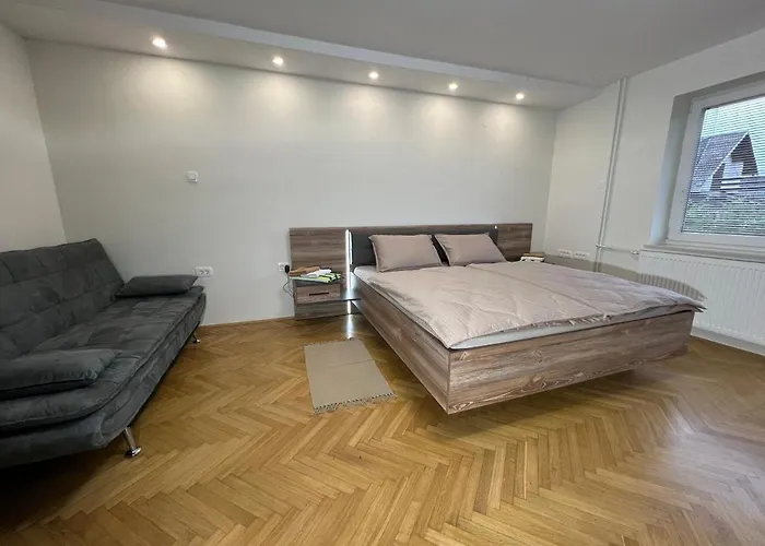 Mici\'S Apartments
